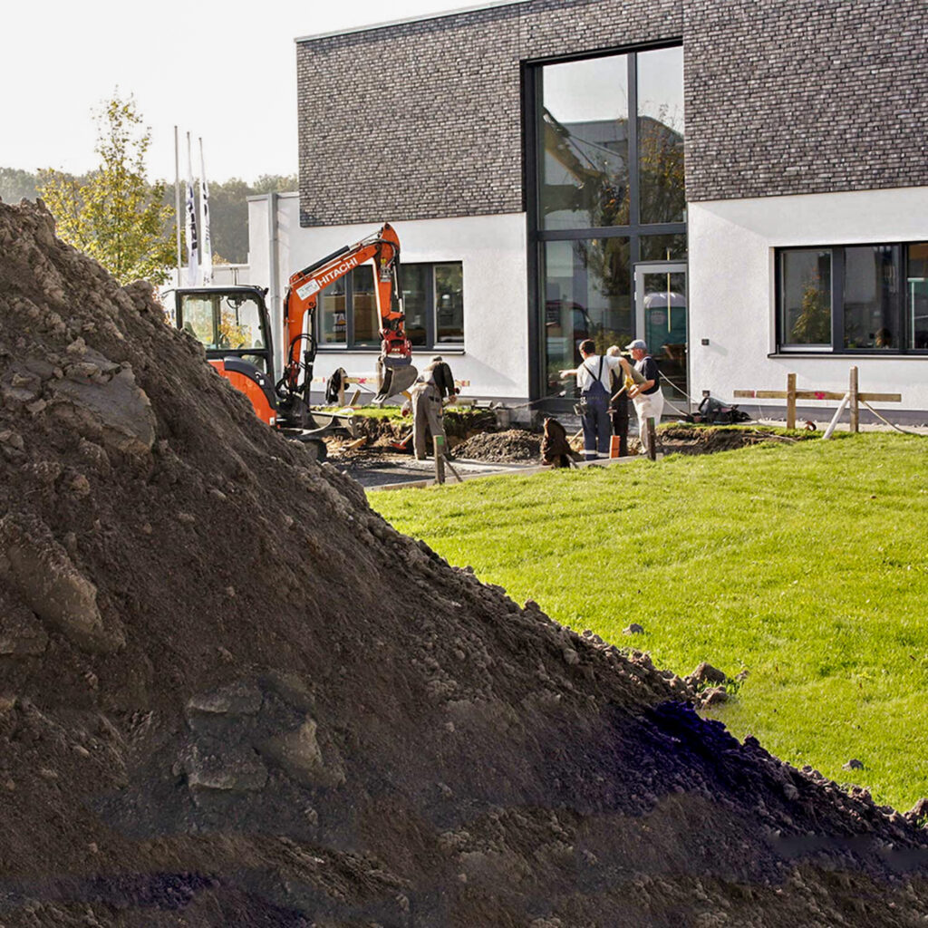 Bagger vor dem Betriebsgebäude